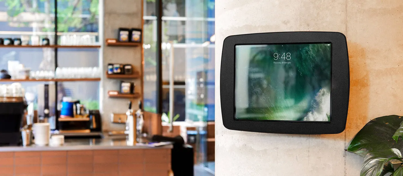 Tablet de parede junto ao balcão de um café