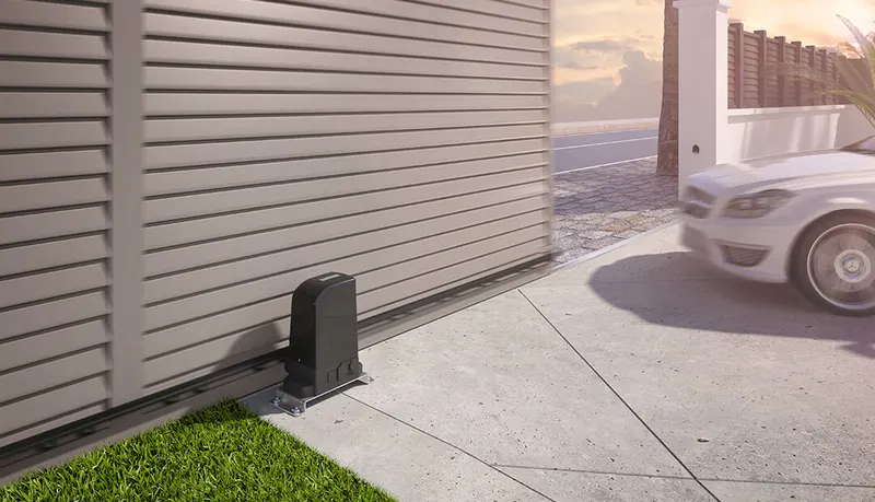 Portão de correr com motor de automatismo à entrada de uma casa